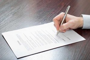חתימה על מסמך מאת עורך דין צוואה