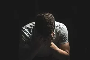 עורך דין גירושין בחולון 1 גבר יושב עצוב ומתוסכל עם עורך דין לגירושין בחולון