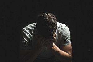 עורך דין גירושין בחולון 1 גבר יושב עצוב ומתוסכל עם עורך דין לגירושין בחולון